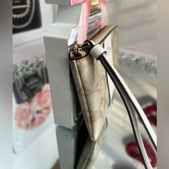 Coach signature. Beige and  white leather zip round wristlet - Picture 3 of 11